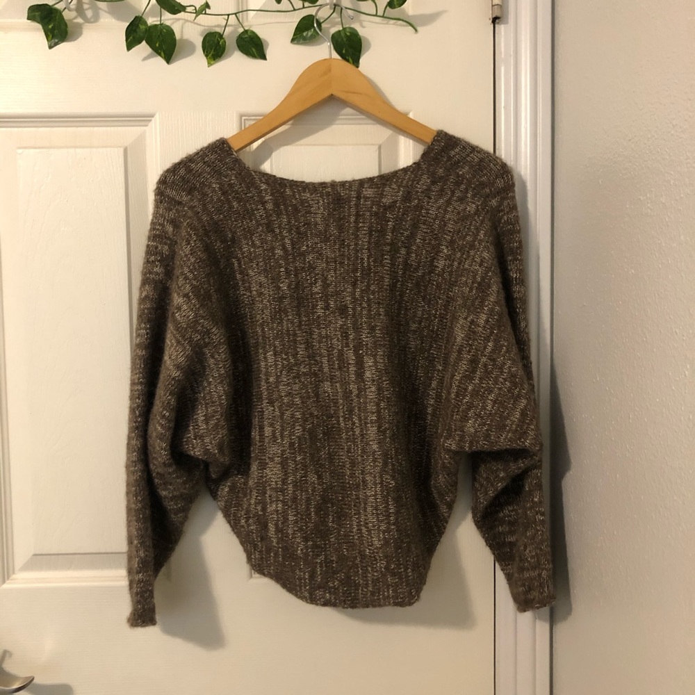Aliya Wanek Cropped V Neck Sweater - Picture 4 of 4
